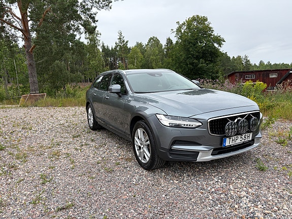 Volvo V90 Cross Country 2 of 8