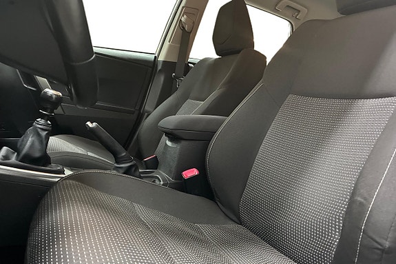 Toyota Auris 13 of 16