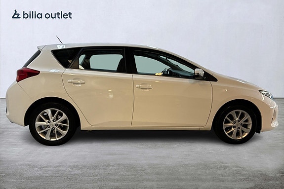 Toyota Auris 5 of 16