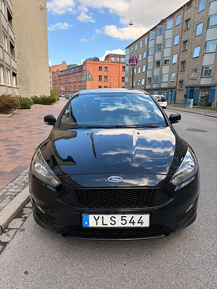 Ford Focus 2 of 4