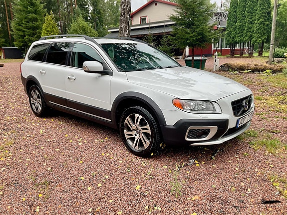 Volvo XC70 2 of 11