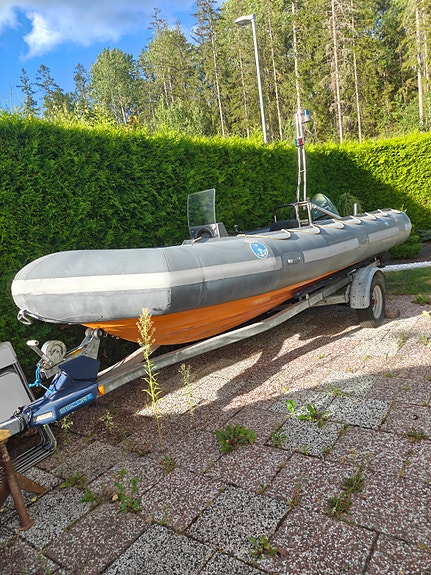 Avon SR5 RIB med Mercury 85 hk – redo för sjön 3 of 6