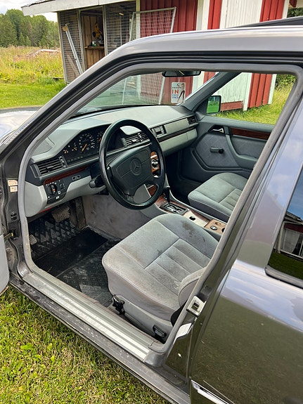 Mercedes-Benz E200 5 of 7