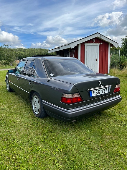 Mercedes-Benz E200 3 of 7
