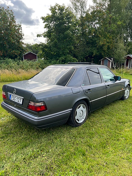 Mercedes-Benz E200 4 of 7