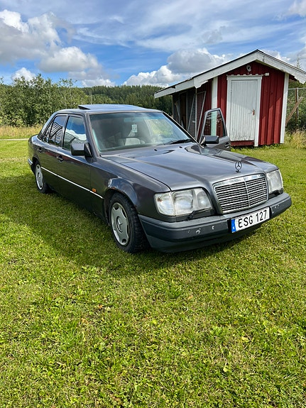 Mercedes-Benz E200 2 of 7