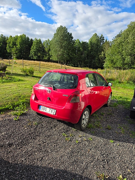Toyota Yaris 2 of 3