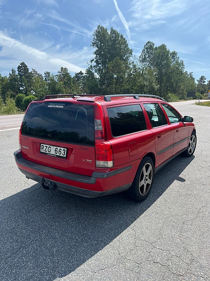 Volvo V70 2 of 5