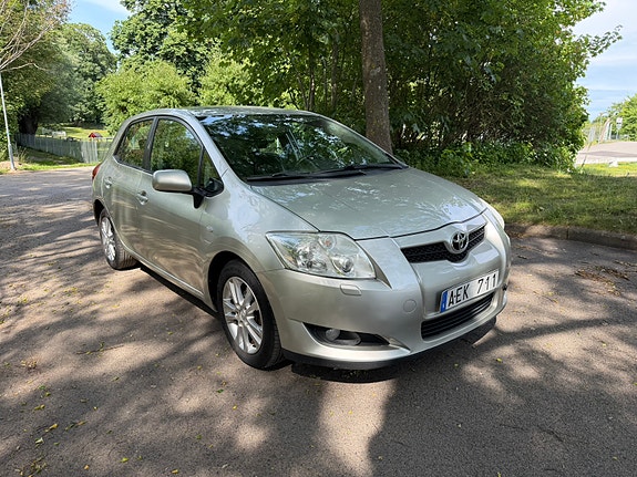 Toyota Auris 2 of 6