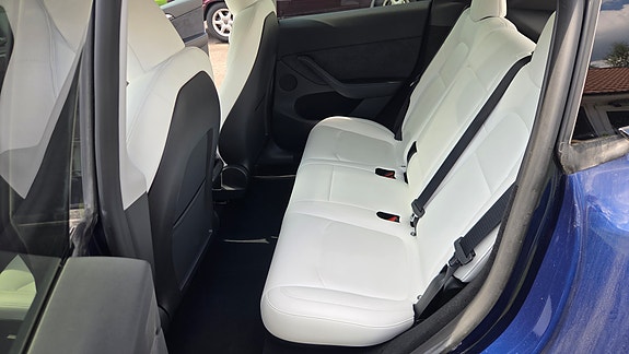 Tesla Model Y 4 of 6