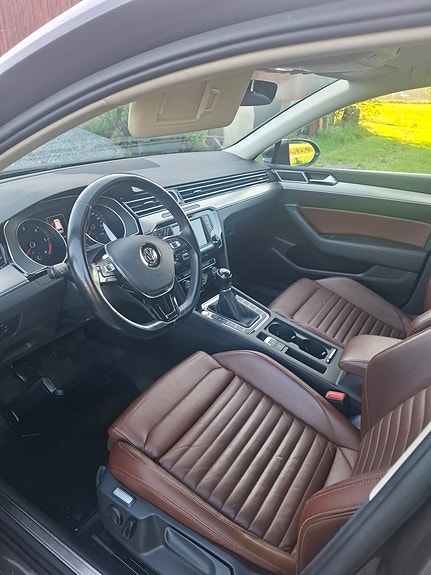 Volkswagen Passat 9 of 12
