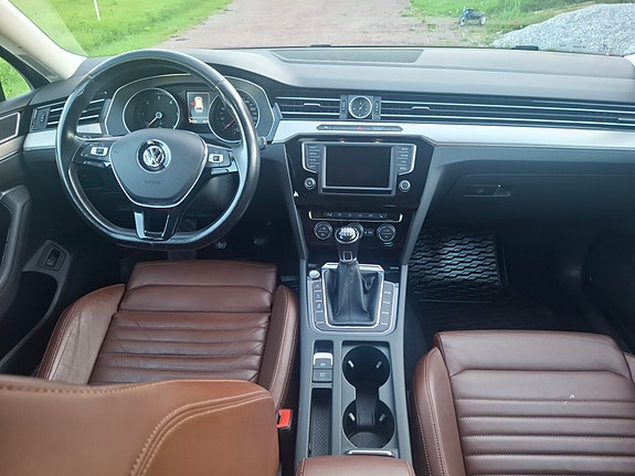 Volkswagen Passat 7 of 12