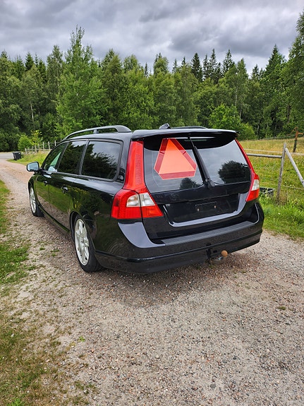 Volvo V70 2 of 6