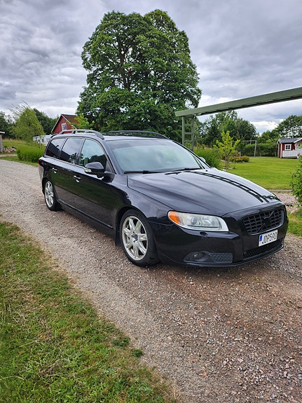 Volvo V70 3 of 6