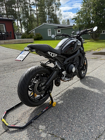 Yamaha XSR900 2 of 4