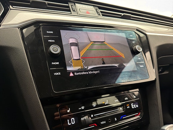 Volkswagen Passat 18 of 26