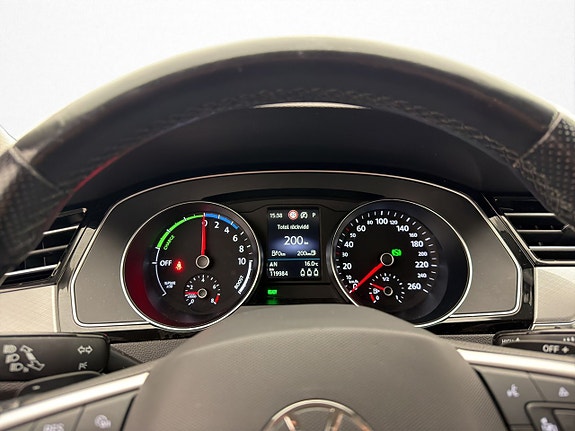 Volkswagen Passat 15 of 26