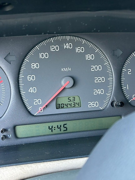Volvo V70 3 of 4