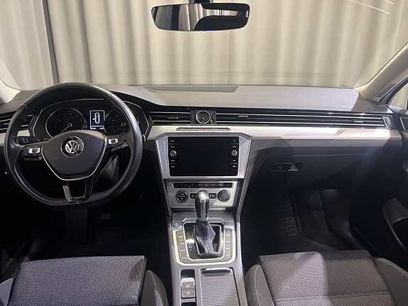 Volkswagen Passat 13 of 19