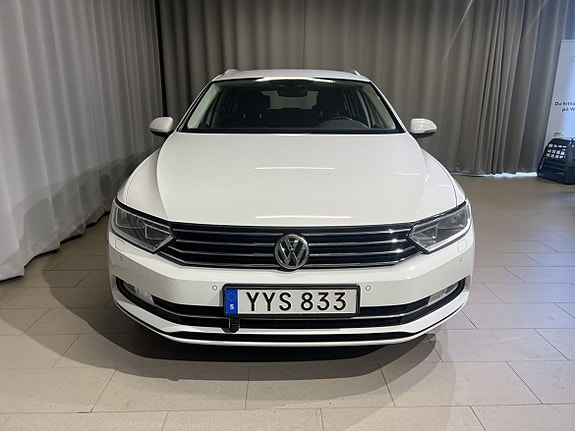 Volkswagen Passat 2 of 19