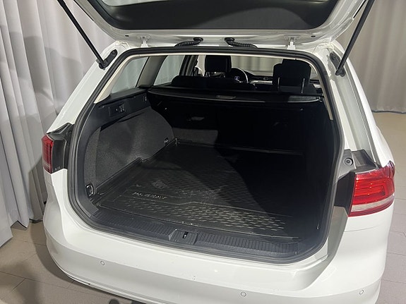 Volkswagen Passat 7 of 19