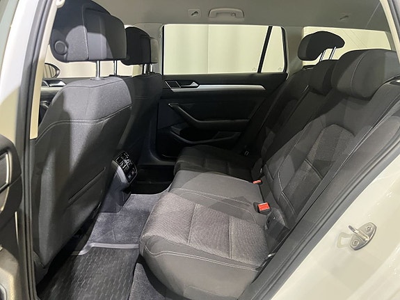 Volkswagen Passat 12 of 19