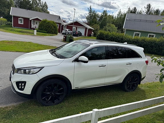 Kia Sorento 3 of 17