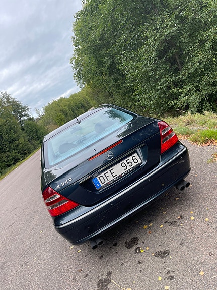 Mercedes-Benz E320 8 of 17
