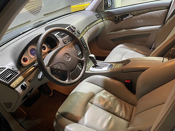 Mercedes-Benz E320 13 of 17