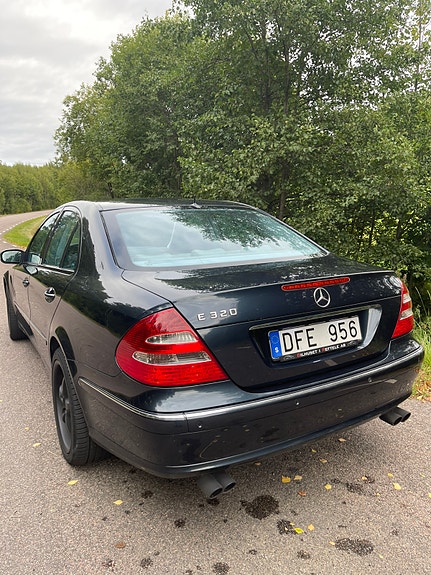 Mercedes-Benz E320 10 of 17