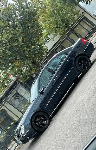 Mercedes-Benz E320 7 of 17