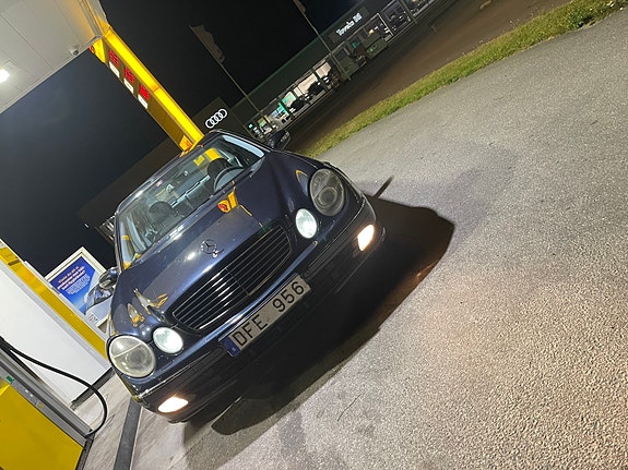 Mercedes-Benz E320 11 of 17