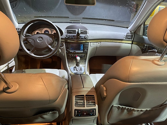 Mercedes-Benz E320 14 of 17