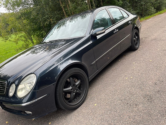 Mercedes-Benz E320 4 of 17