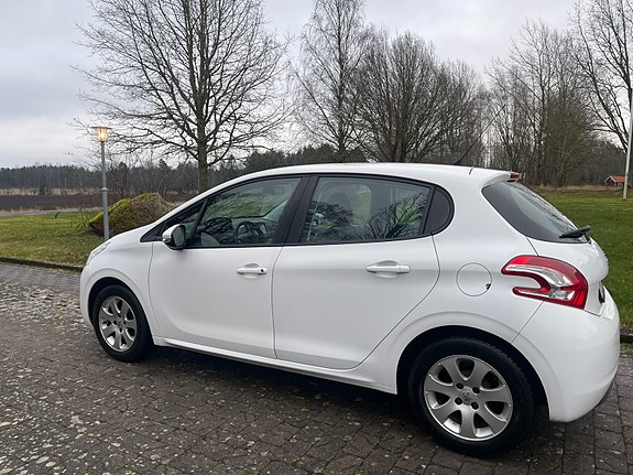 Peugeot 208 2 of 4