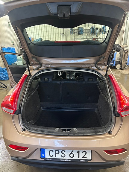 Volvo V40 7 of 9