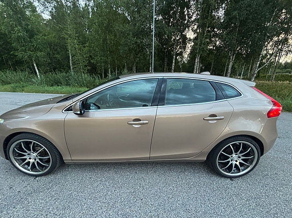 Volvo V40 2 of 9