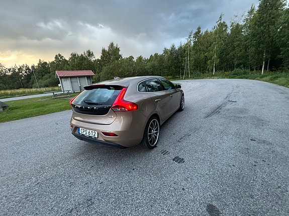Volvo V40 3 of 9