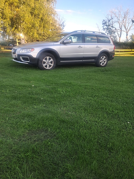 Volvo XC70 2 of 9