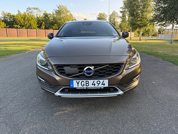 Volvo V60 Cross Country 2 of 17
