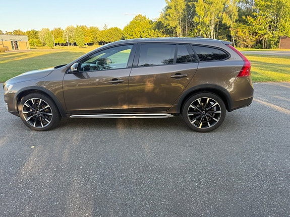 Volvo V60 Cross Country 8 of 17