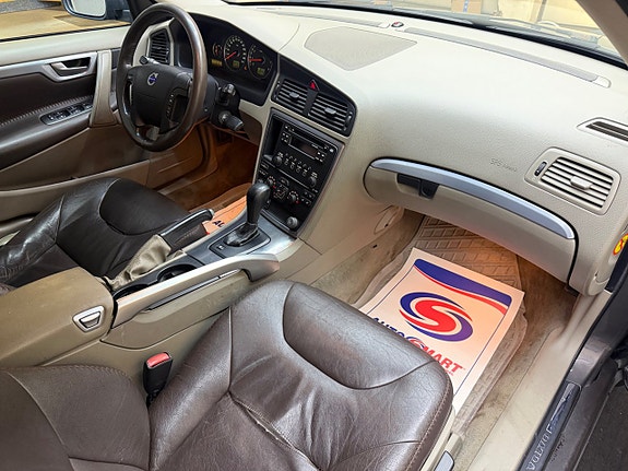 Volvo XC70 11 of 16