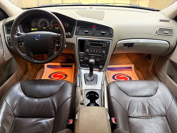 Volvo XC70 12 of 16