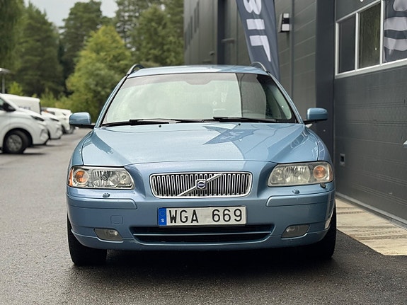 Volvo V70 2 of 5