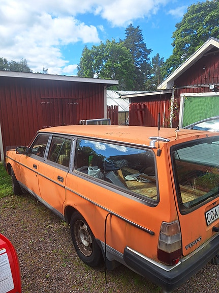 Volvo 240 2 of 4