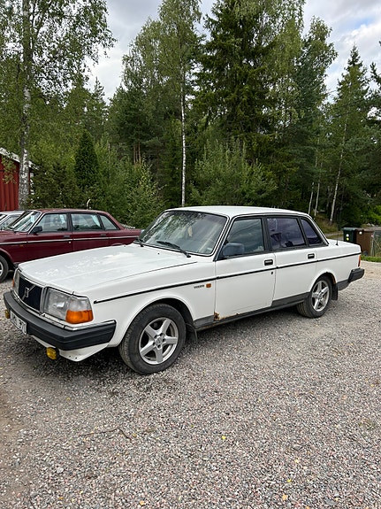 Volvo 240 2 of 9
