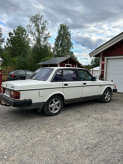 Volvo 240 3 of 9