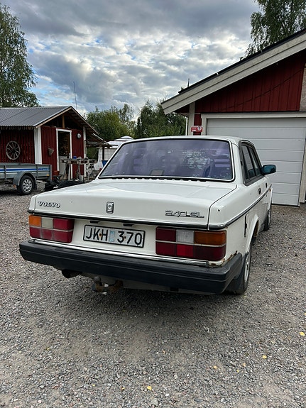 Volvo 240 4 of 9