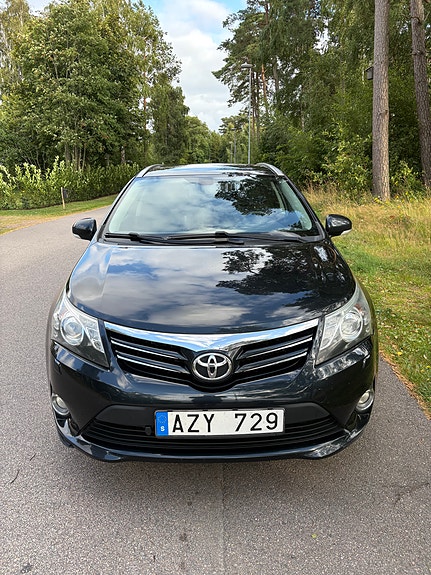 Toyota Avensis 2 of 9