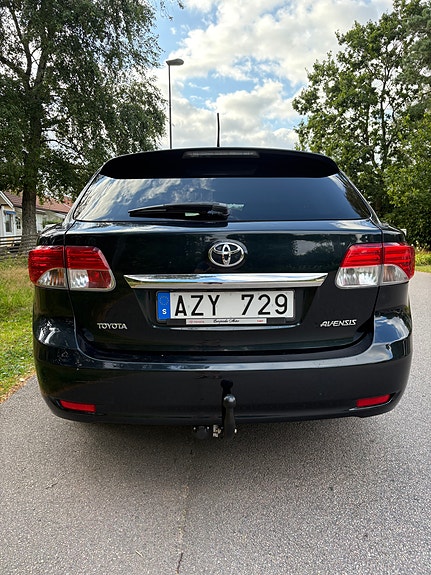 Toyota Avensis 3 of 9